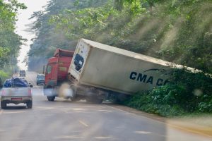 【車のトラブル】脱輪は誰でも起こりえる事なので焦らないで対処しよう
